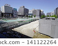 車站廣場環島及週邊建築正在改造。 141122264