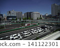 在陽光明媚的日子裡，計程車整齊地排列在車站廣場上，等待乘客。 141122301