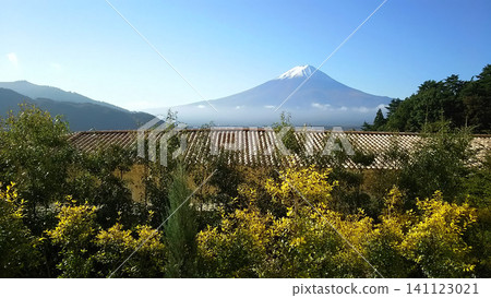 在秋高氣爽的天空下,從瓦片屋頂上望去,富士山巍峨聳立,宛如一座神聖的山峰。 在秋高氣爽的天空下,從瓦片屋頂上望去,富士山巍峨聳立,宛如一座神聖的山峰。 141123021