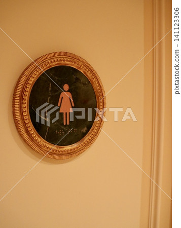 直式版設計,以高階女廁識別為特色,右側留有暖色調的文字空間 | 社群媒體/智慧型手機廣告/直式橫幅廣告 直式版設計,以高階女廁識別為特色,右側留有暖色調的文字空間 | 社群媒體/智慧型手機廣告/直式橫幅廣告 141123306