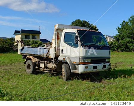 建築工地使用的自卸卡車 141123449
