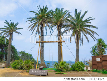 位於初島亞洲花園 R-Asia 內的「天空、大海和鞦韆」拍照點。 位於初島亞洲花園 R-Asia 內的「天空、大海和鞦韆」拍照點。 141123474