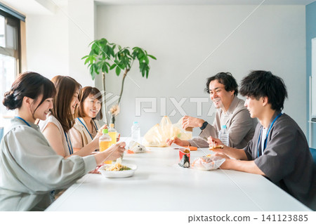 休息室裡的午餐,商人和女士們吃著便當 休息室裡的午餐,商人和女士們吃著便當 141123885