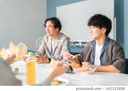 商人(老闆和下屬)在公司辦公室吃午餐 商人(老闆和下屬)在公司辦公室吃午餐 141123886