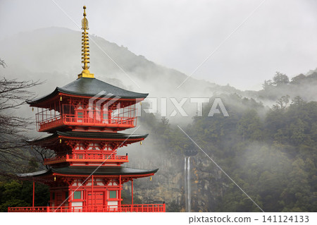 A three-story pagoda shrouded in mist 141124133