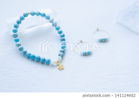 綠松石和珍珠母貝飾品：星形吊墜手鍊和耳環。 141124682