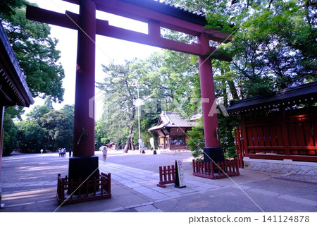 神社大門及庭院:傳統日式建築 神社大門及庭院:傳統日式建築 141124878