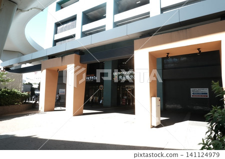 車站前商業設施的橙色商店入口 車站前商業設施的橙色商店入口 141124979