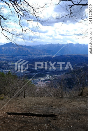 雲海與山巒交相輝映,景色令人嘆為觀止,光禿禿的樹木在美景中顯得格外醒目。 雲海與山巒交相輝映,景色令人嘆為觀止,光禿禿的樹木在美景中顯得格外醒目。 141125069