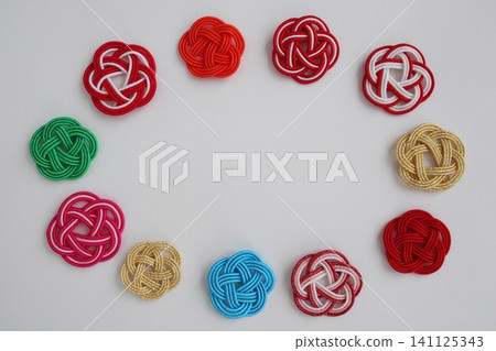 A template with colorful mizuhiki decorations arranged in an oval shape. A template with colorful mizuhiki decorations arranged in an oval shape. 141125343