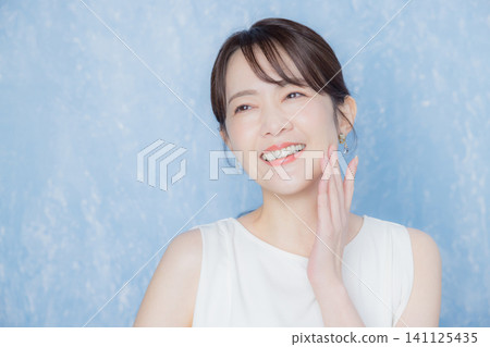White sleeveless woman White sleeveless woman 141125435