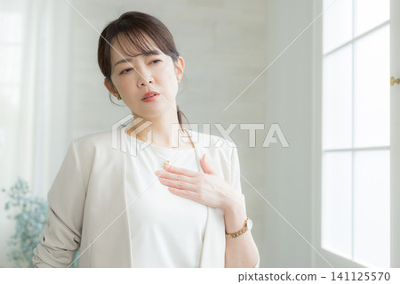 身體狀況不佳的女商人 身體狀況不佳的女商人 141125570