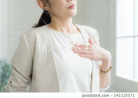 身體狀況不佳的女商人 身體狀況不佳的女商人 141125571