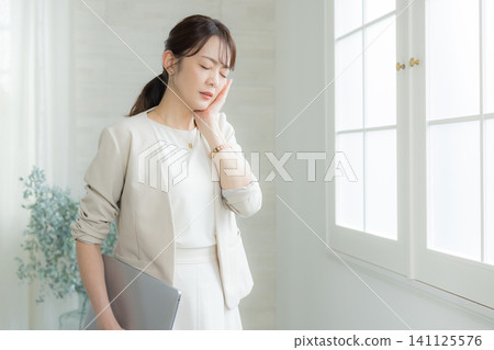 身體狀況不佳的女商人 身體狀況不佳的女商人 141125576