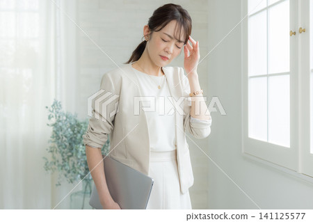 身體狀況不佳的女商人 141125577