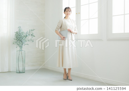 有筆記型電腦的女人 有筆記型電腦的女人 141125594