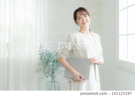 A woman with a laptop 141125597