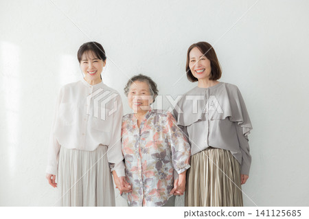 A three-generation female family A three-generation female family 141125685
