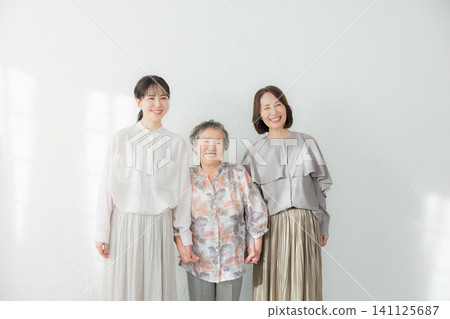 A three-generation female family A three-generation female family 141125687