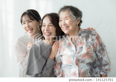 一個三代女性家庭 一個三代女性家庭 141125701