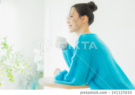 一個女人喝咖啡 一個女人喝咖啡 141125810