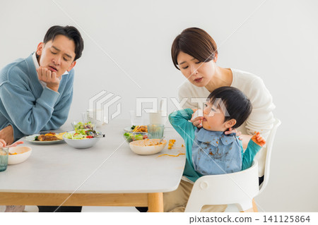 Family eating at the dining table 141125864