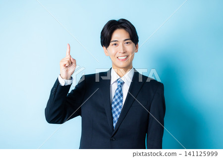 穿著西裝的男人 141125999