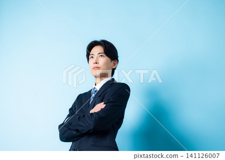 穿著西裝的男人 穿著西裝的男人 141126007