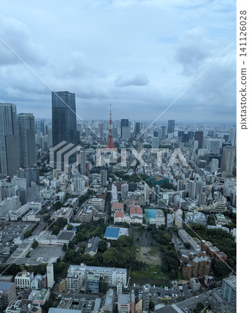 從俯瞰六本木的觀景台上可以看到東京鐵塔和麻布台丘陵的城市景觀。 從俯瞰六本木的觀景台上可以看到東京鐵塔和麻布台丘陵的城市景觀。 141126028