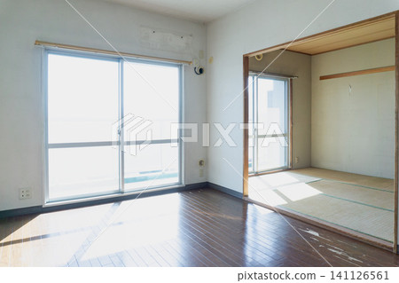 An old Western-style room in a Showa-era apartment before renovation. An old Western-style room in a Showa-era apartment before renovation. 141126561