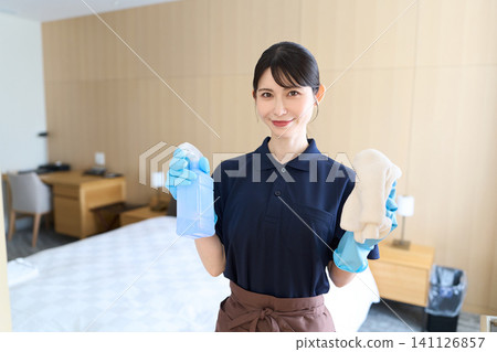 一名亞裔女性在飯店做客房清潔工 141126857