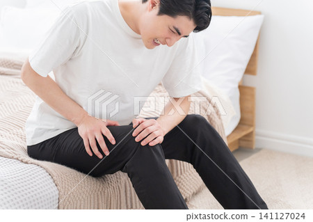 A man with a knee sore 141127024