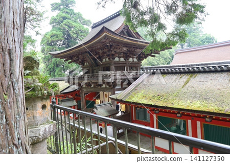 奈良縣天理市磯之神神社入口大門的景象。 奈良縣天理市磯之神神社入口大門的景象。 141127350