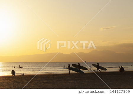 湘南久沼海灘：傍晚時分，大海和衝浪者凝視著大海的景色。 141127509