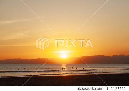 湘南久根沼海灘的日落天空,就在黃昏前。 湘南久根沼海灘的日落天空,就在黃昏前。 141127511
