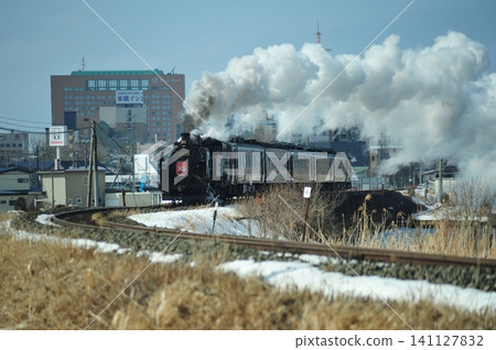 SL冬季沼澤列車沿著釧路蜿蜒的山路行駛,那裡仍然有積雪。 SL冬季沼澤列車沿著釧路蜿蜒的山路行駛,那裡仍然有積雪。 141127832
