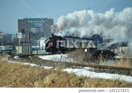 SL冬季沼澤列車駛過北海道釧路,噴出一股令人印象深刻的白色煙霧。 SL冬季沼澤列車駛過北海道釧路,噴出一股令人印象深刻的白色煙霧。 141127833