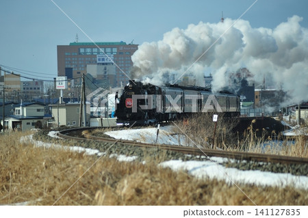SL冬季沼澤列車駛過北海道釧路，噴出一股令人印象深刻的白色煙霧。 141127835