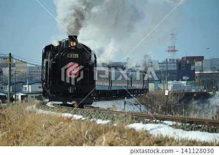 SL冬季沼澤列車迎面駛入北海道釧路。 SL冬季沼澤列車迎面駛入北海道釧路。 141128030