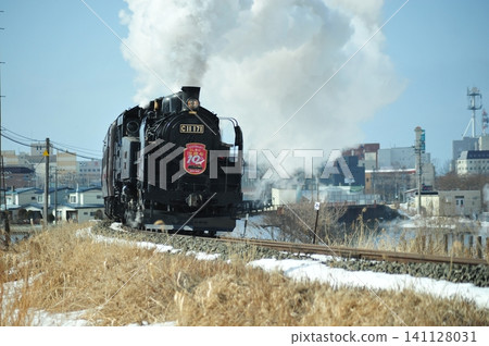 SL冬季沼澤列車排放一大股白色煙霧。 SL冬季沼澤列車排放一大股白色煙霧。 141128031