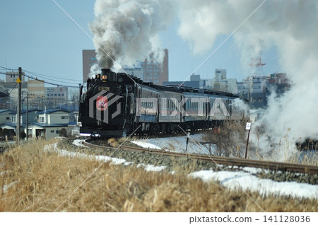 SL冬季沼澤列車駛過北海道釧路,冒出白色煙霧。 SL冬季沼澤列車駛過北海道釧路,冒出白色煙霧。 141128036