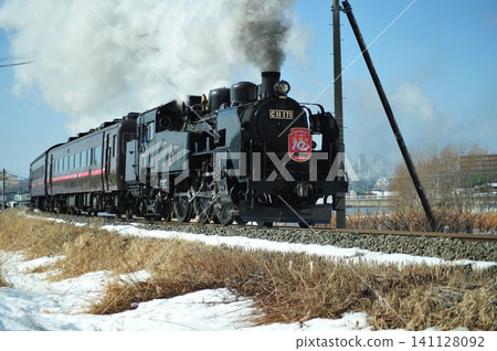 SL冬季沼澤列車冒著滾滾白煙,氣勢磅礡地駛過北海道釧路。 SL冬季沼澤列車冒著滾滾白煙,氣勢磅礡地駛過北海道釧路。 141128092
