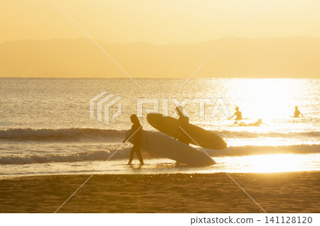 湘南久沼海灘:夕陽照亮了大海和衝浪者。 湘南久沼海灘:夕陽照亮了大海和衝浪者。 141128120