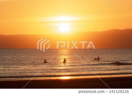 夕陽西下,衝浪者在湘南久沼海灘等待海浪。 夕陽西下,衝浪者在湘南久沼海灘等待海浪。 141128126