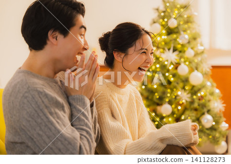 一位年輕女子正在送聖誕禮物 一位年輕女子正在送聖誕禮物 141128273