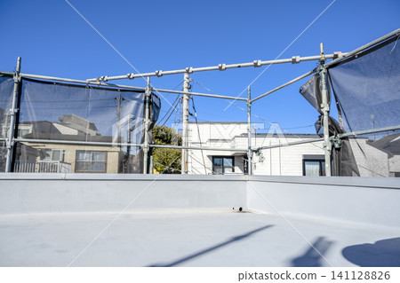 老舊平屋頂正在進行防水翻新工程 老舊平屋頂正在進行防水翻新工程 141128826