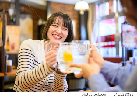 一位女士碰杯祝酒。 141128885
