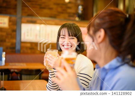 兩位年輕的日本女性互相敬酒。 141128902