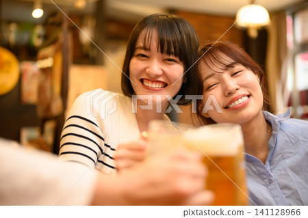 兩個用啤酒敬酒的女人 141128966