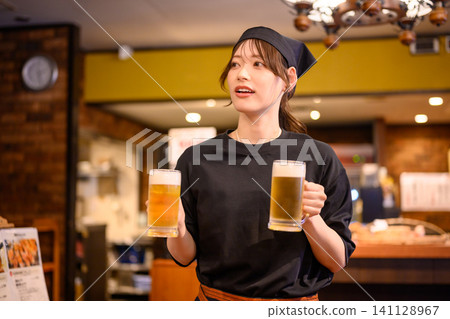 有啤酒杯的一名婦女 141128967